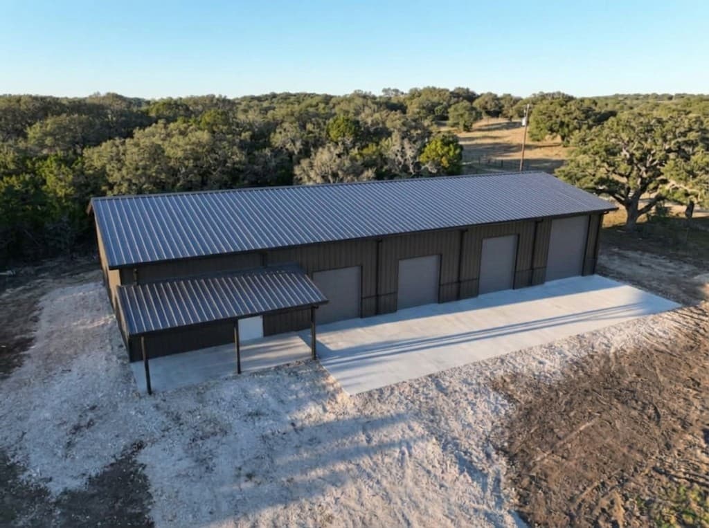 Large flex building with lean-to and bay doors